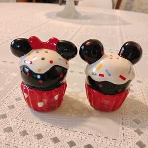 🆕 Disney Mickey & Minnie Mouse Ceramic Cupcake Salt & Pepper Shakers, NWOB